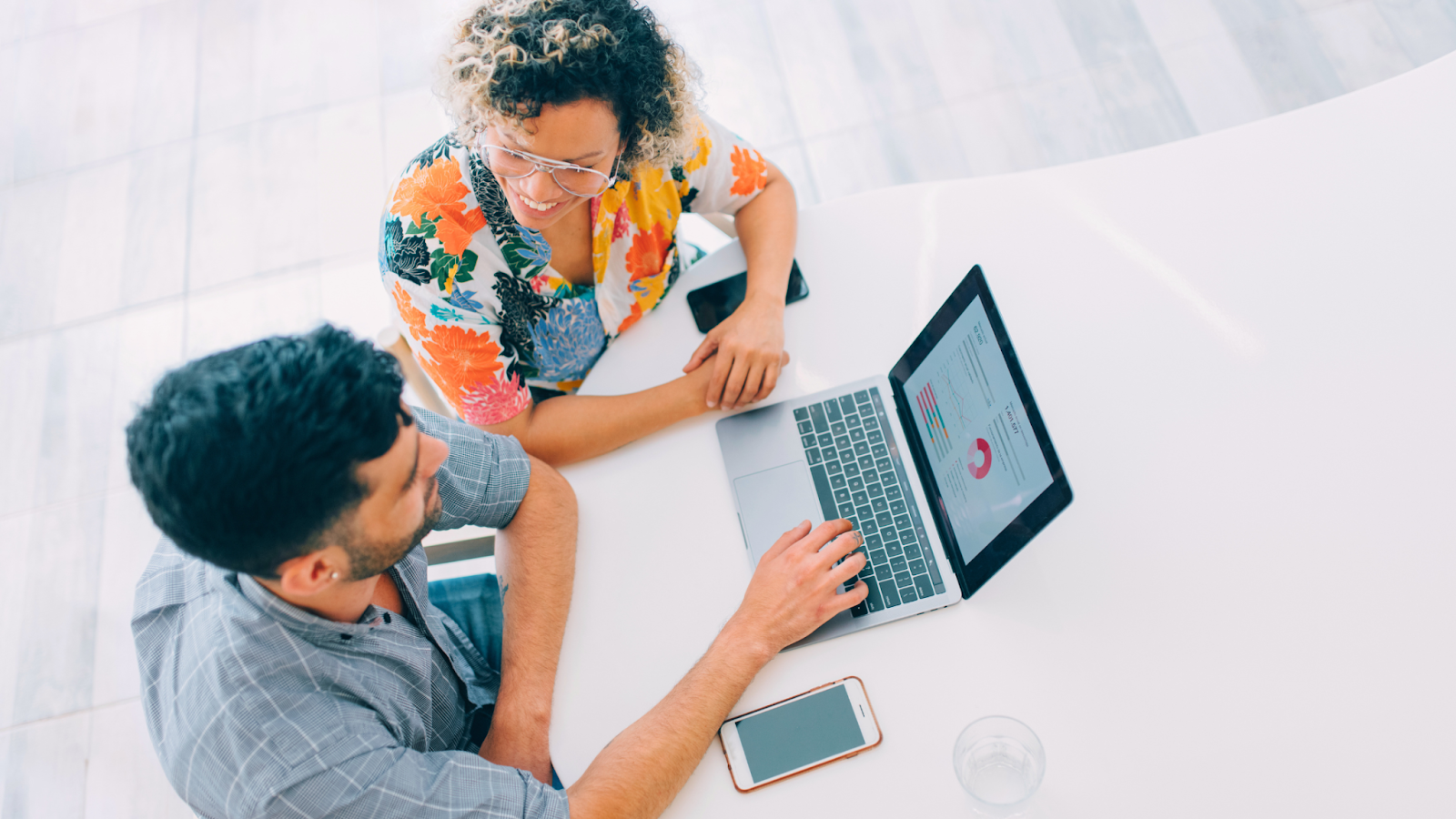 Prospective students reviewing online trade school enrollment options and Missouri Fast Track Grant information at Pinnacle Career Institute
